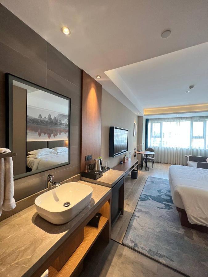 Aurea Central Hotel Phnom Penh Bagian luar foto